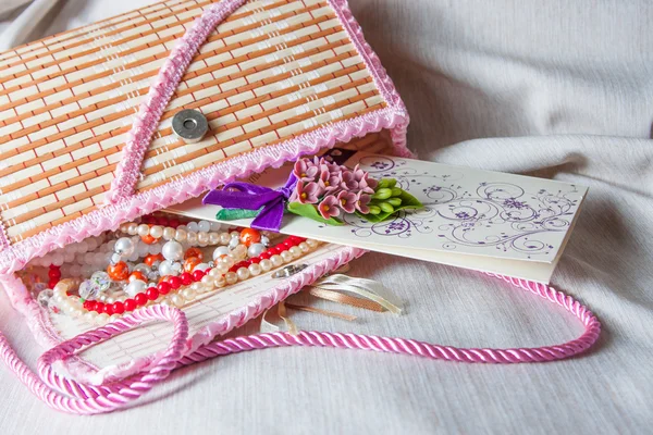 Kadınlar çanta süslemeleri ve tebrik kartları