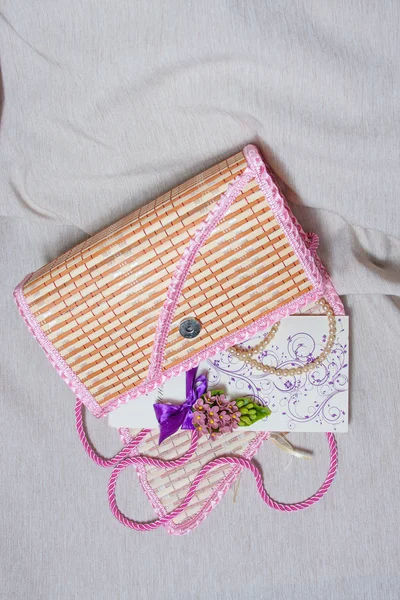 Bolso de mano para mujer con decoraciones y tarjetas de felicitación — Foto de Stock