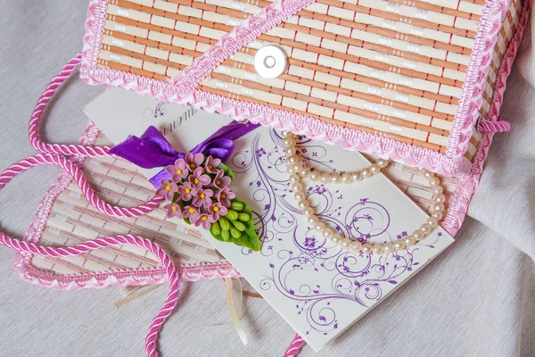 Kadınlar çanta süslemeleri ve tebrik kartları