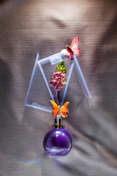   Düğün aksesuarları ile yaka çiçeği, parfüm şişe