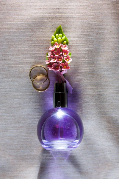   Düğün aksesuarları ile yaka çiçeği, parfüm şişe