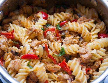 Lezzetli pirinç noodle ile bir tabak karides ve sebze yakın çekim. üstten görünüm