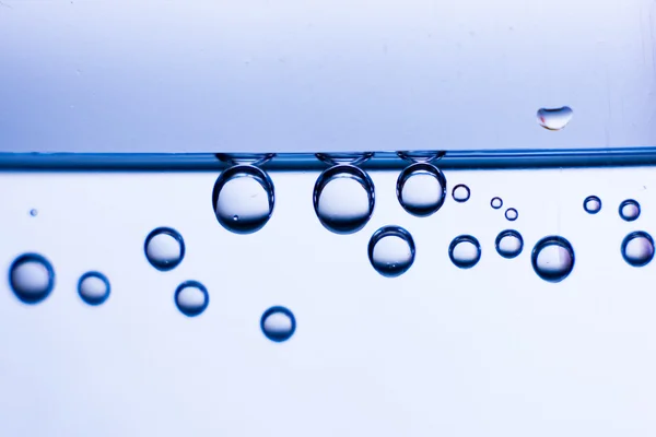 su üzerinde beyaz izole hava kabarcıkları