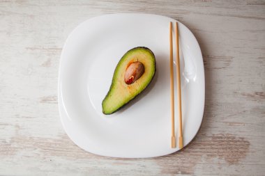  chopsticks ahşap arka plan üzerinde beyaz plaka