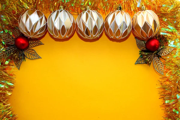 Boules polyèdres avec décorations sur un fond jaune vif. — Photo
