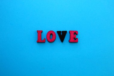 Alfabenin harfleri mavi bir arkaplanda bir kelime şeklinde dizilmiştir.. .