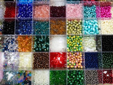 Hücrelerde farklı şekillerde boncuklar var..