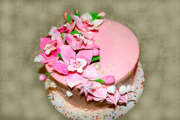 Hellrosa Kuchen mit essbaren Blumen dekoriert. Mastix in verschiedenen Farben, verstreute Perlen und Baiser. — Stockfoto