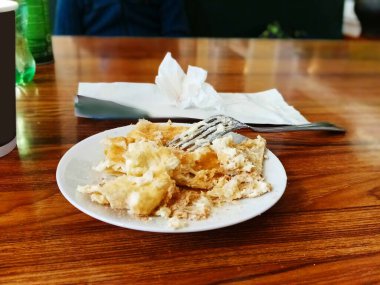 Masada bir tabak kek var..