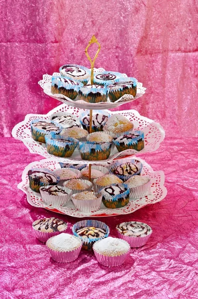 Abgestaubte Cupcakes unter Schokoladenglasur — Stockfoto