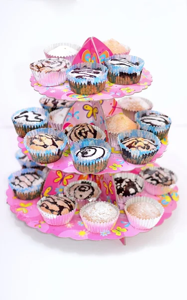 Abgestaubte Cupcakes unter Schokoladenglasur — Stockfoto