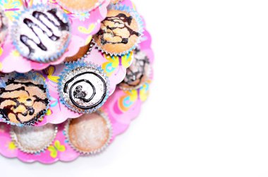 Çikolata sosu altında silkeledi cupcakes