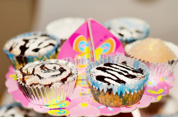 Abgestaubte Cupcakes unter Schokoladenglasur — Stockfoto
