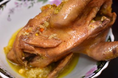 Altında closeup buzlanma çikolata tozu Cupcake