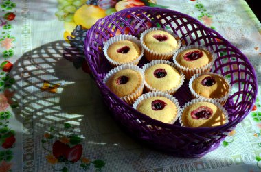 sepet içinde cupcakes