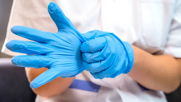 Arzt Oder Krankenschwester Ziehen Blaue Nitril Handschuhe Professionelle Medizinische Sicherheit — Stockfoto