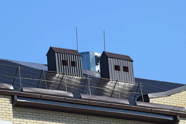 Das Dach Eines Mehrstöckigen Gebäudes Das Blechdach Ausgestattet Mit Überlauf — Stockfoto