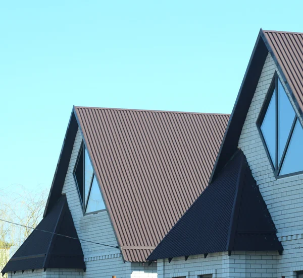 Dom Dachem Blachy Dom Szczytami Okna Dach Metalowy Wyposażony Przepełnienie — Zdjęcie stockowe