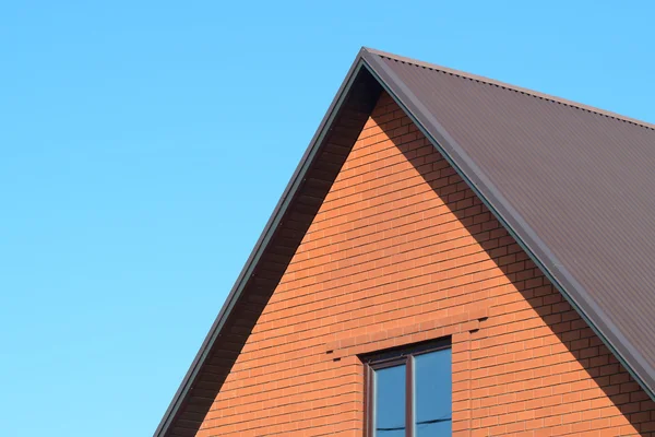 Huis met een dak van metalen platen — Stockfoto