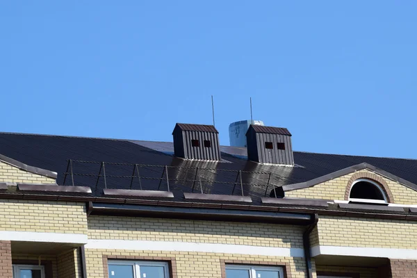 Le toit d'un immeuble à plusieurs étages — Photo
