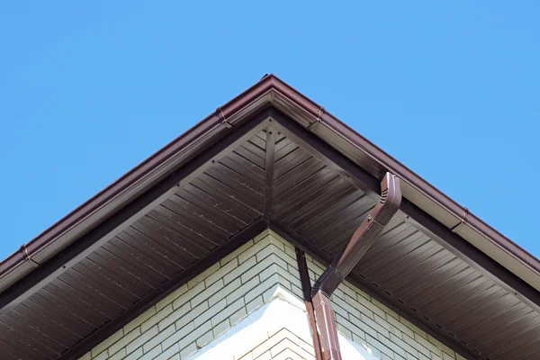 Het dak van een gebouw met meerdere artikelen — Stockfoto