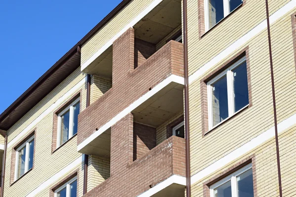 Μπαλκόνια και τα παράθυρα ενός σπιτιού νέο πολυώροφο — Φωτογραφία Αρχείου