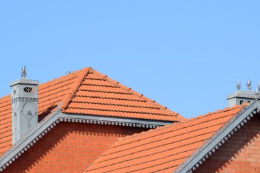 Evin çatı döşeme. Evin gables, windows ile döşenmiş çatı, taşma ile donatılmış