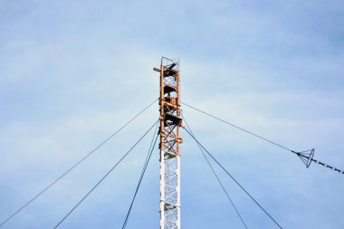 Radyo dalgaları görevindeydiler aralıktaki iletimi için hava platformları. Denizaltı ile iletişim aracı.