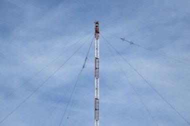 Radyo dalgaları görevindeydiler aralıktaki iletimi için hava platformları. Denizaltı ile iletişim aracı.