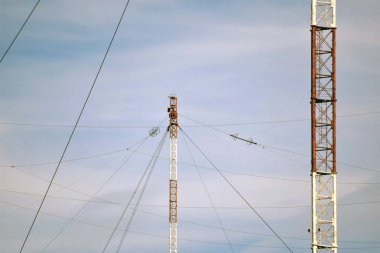 Radyo dalgaları görevindeydiler aralıktaki iletimi için hava platformları. Denizaltı ile iletişim aracı.