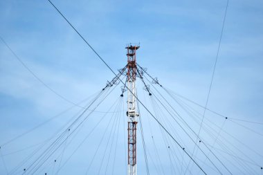 Radyo dalgaları görevindeydiler aralıktaki iletimi için hava platformları. Denizaltı ile iletişim aracı.