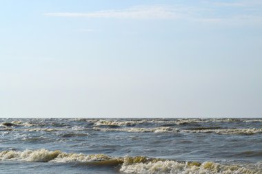 Azak Denizi kıyısında. Deniz yaz aylarında plaj. Akşam saat.