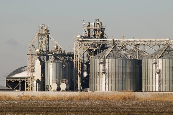 Fabriek voor het drogen en de opslag van graan — Stockfoto