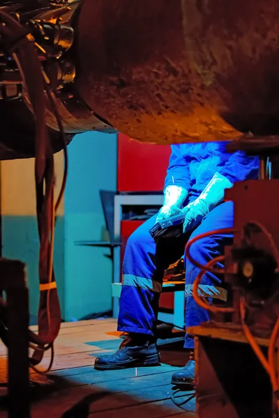 직장에서 용접기 파이프라인의 모바일 기계에 용접의 창조의 근로자 — 스톡 사진