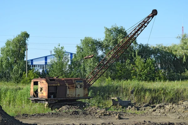 老石矿场附近拉铲式挖掘机 旧设备挖运河和采石场土壤 — 图库照片