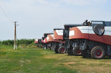 Üst üste duran, hasat toplama kombaynları. Tarım makineleri. 