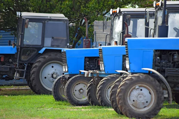 Tractor, parado en fila. Maquinaria agrícola . —  Fotos de Stock