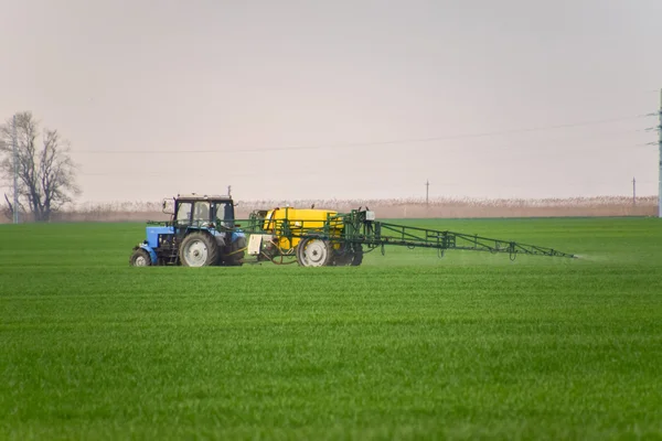 Traktor Der Dünger Durch Sprühen Herstellt Arbeiten Landwirtschaftliche Maschinen — Stockfoto