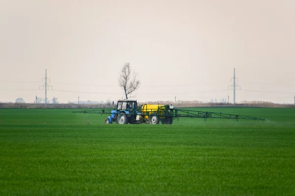 Traktor, takže hnojivo ve spreji — Stock fotografie