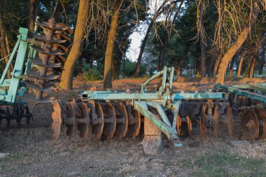 Disk harrow. Arazideki toprağın işlenmesi için tarım makineleri.