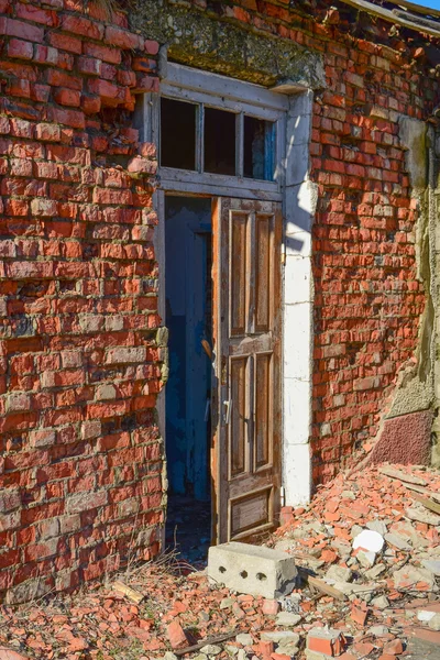 Portas Partidas Prédio Abandonado Tempo Batido Edifícios Abandonados — Fotografia de Stock