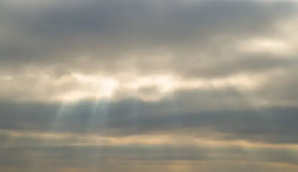 Sonnenlicht Filtert Durch Die Wolken Natürliche Visuelle Effekte — Stockfoto