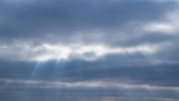 Sonnenlicht Filtert Durch Die Wolken Natürliche Visuelle Effekte — Stockfoto