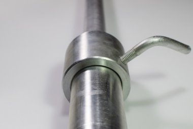 Grif çubuk ile beyaz arka plan üzerinde bir kilit. Spor araçları.