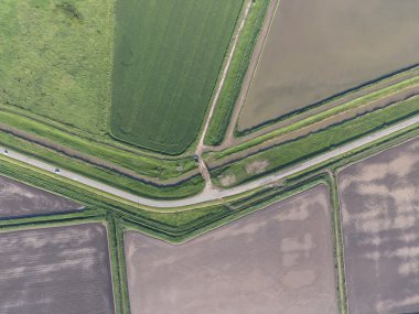 Toprak yol için yol asfalt ile bitişik