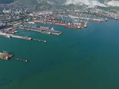 Endüstriyel Limanı üstten görünüm. Liman Vinçleri ve kargo gemileri ve mavnalar.