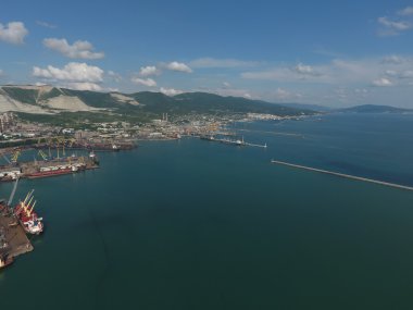 Bay Tsemess en iyi görünümü. Mol - dalgaları durdurması için bina.