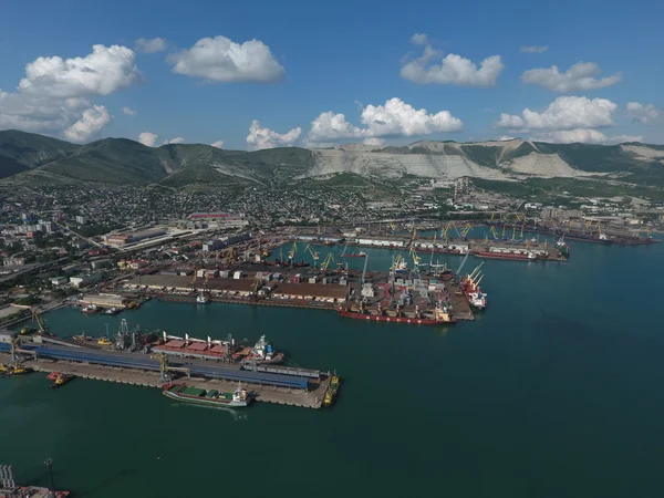 Puerto marítimo industrial, vista superior. Grúas portuarias y buques y gabarras de carga . — Foto de Stock