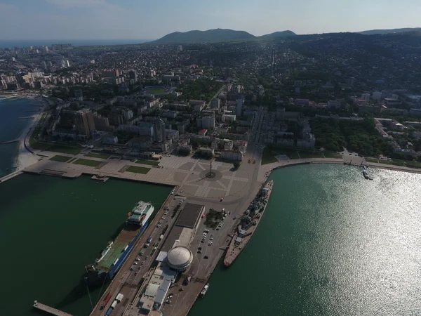 Blick von oben auf den Yachthafen und den Kai von Noworossijsk — Stockfoto