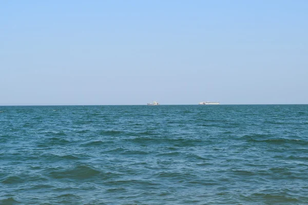 Морской Пейзаж Два Корабля Горизонте День Моря Небольшие Волны — стоковое фото